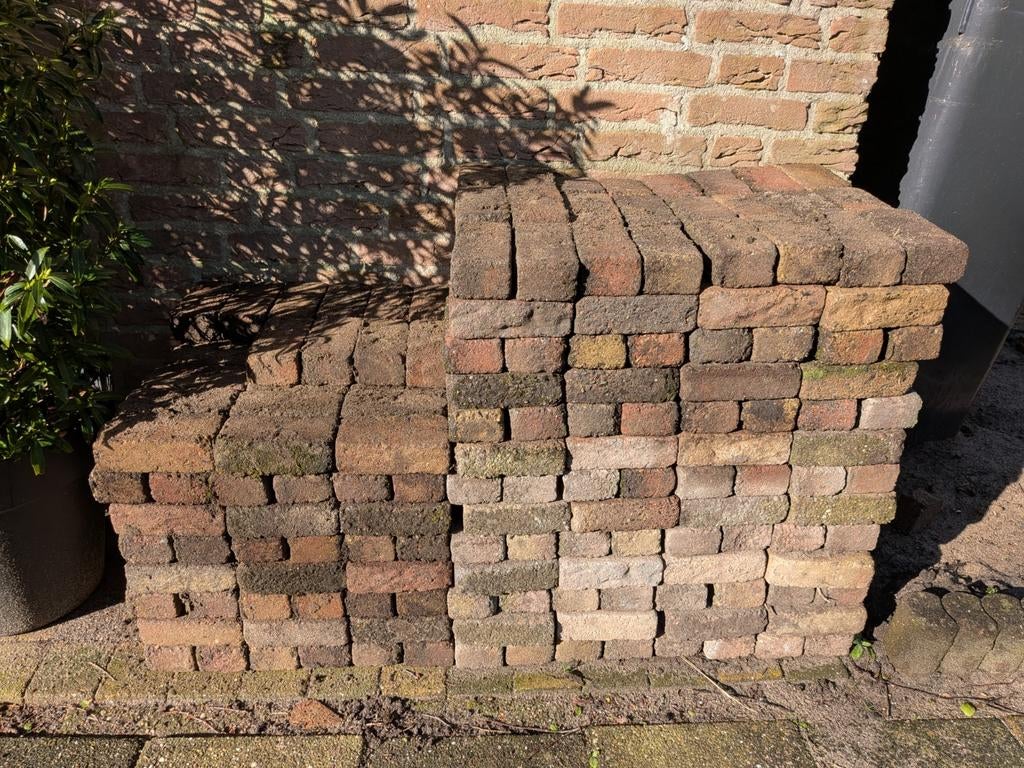 Gratis: Zeer veel klinkers/bakstenen + opsluitbanden, Tuin en Terras, Ophalen, Gebruikt, Beton, Klinkers