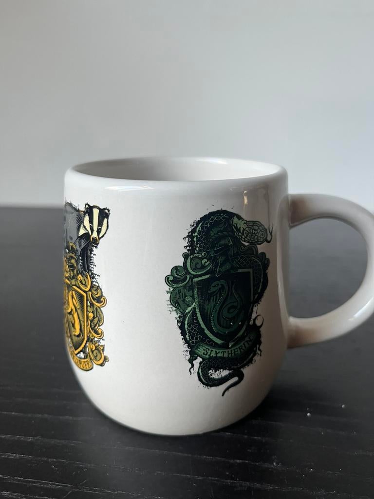 Mooie Harry Potter beker mok met de 4 vier huizen Zweinstein, Verzamelen, Harry Potter, Ophalen of Verzenden, Zo goed als nieuw