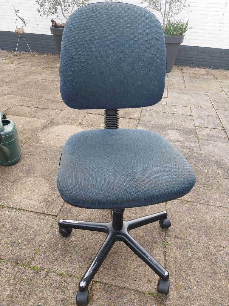 Bureaustoel blauw, Ophalen