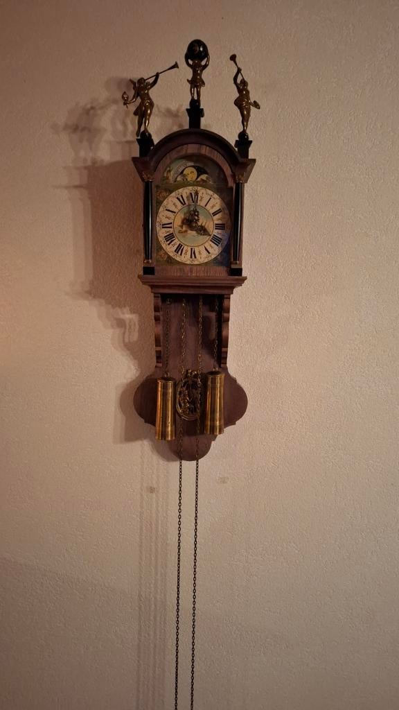 Antieke wandklok met gewichten en decoratieve figuren, Ophalen of Verzenden