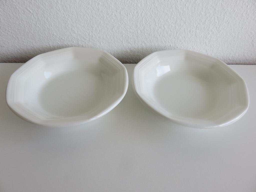 2 witte diepe borden, pasta bord, soep bord keramiek, Huis en Inrichting, Keuken | Servies, Gebruikt, Keramiek, Ophalen of Verzenden