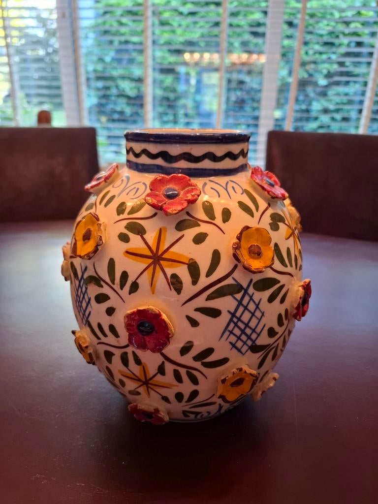 Vintage Handgeschilderde Vaas met Relief Bloemen, Antiek en Kunst, Antiek | Vazen, Ophalen