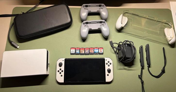 Nintendo Switch OLED met 6 games en accessoires, Spelcomputers en Games, Games | Nintendo Switch, Gebruikt, Overige genres, 3 spelers of meer