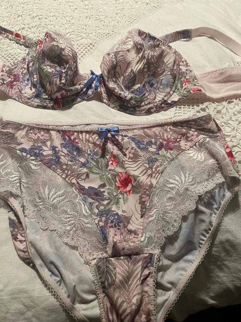Prachtig setje slip 42 en bh 85E met bloemenprint, Ophalen of Verzenden, Overige kleuren, Setje