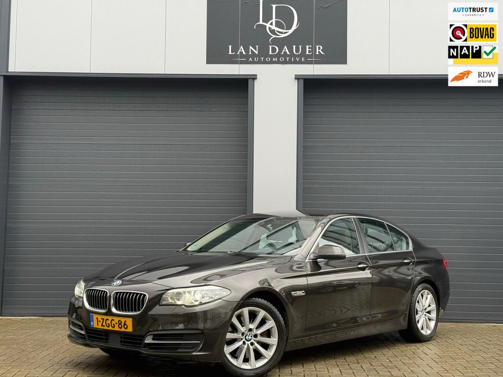 BMW 5-serie 528i High Executive|LUXURY / CAMERA / APK / ACC, Auto's, Automaat, Achterwielaandrijving, Gebruikt, Euro 6