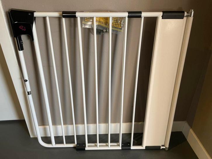 Traphekje A3 safety door - goede staat en verstelbaar, Kinderen en Baby's, Traphekjes, Gebruikt, Schroefhekje, Metaal of IJzer