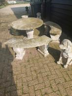 Stenen tuinset met tafel, banken, hondenbeelden en vazen, Ophalen, Overige materialen, Gebruikt, 3 zitplaatsen