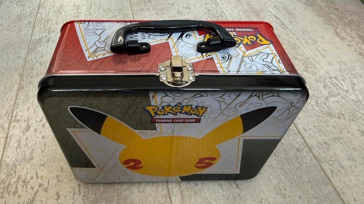 Pokemon Celebrations Collector Chest lunchbox Lycanroc deck, Hobby en Vrije tijd, Verzamelkaartspellen | Pokémon, Zo goed als nieuw