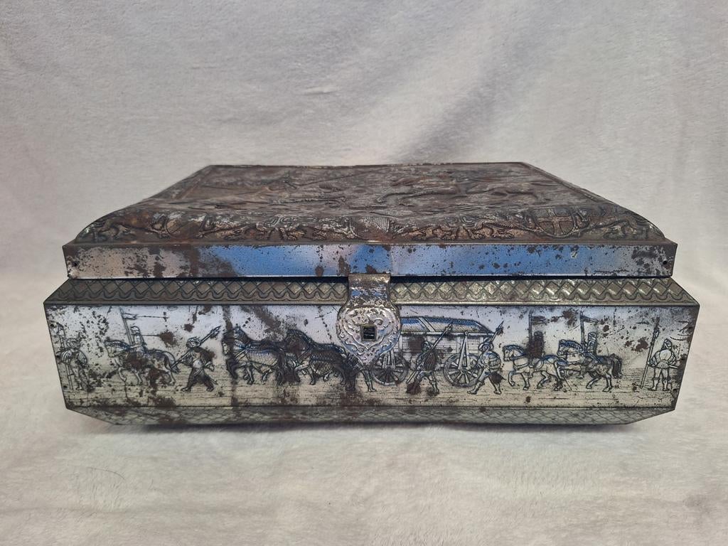 Oude kist met afbeeldingen - o.a. paarden en ridders, Ophalen of Verzenden, Gebruikt