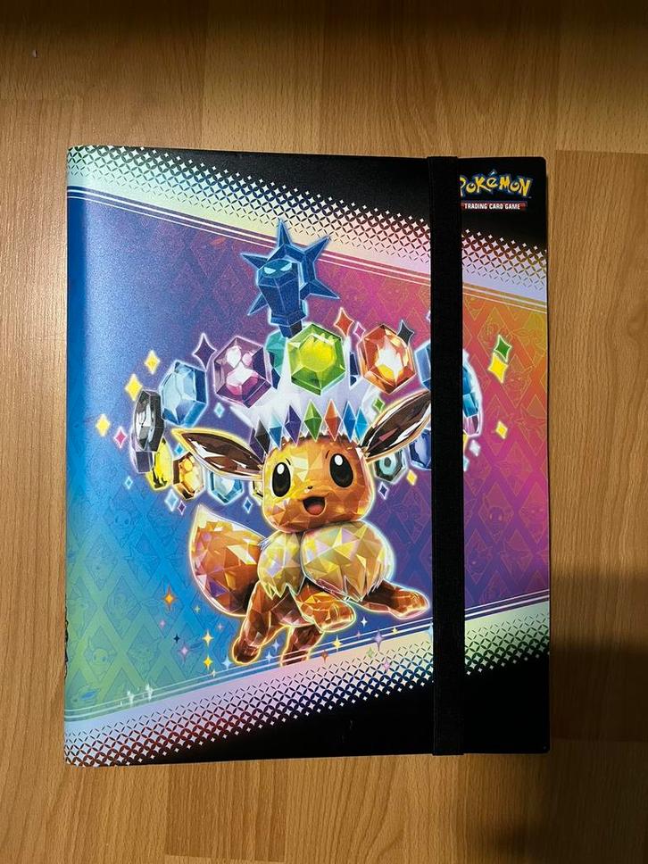Pokemon prismatic evolutions 9 pocket binder map, Hobby en Vrije tijd, Verzamelkaartspellen | Overige, Zo goed als nieuw, Ophalen of Verzenden