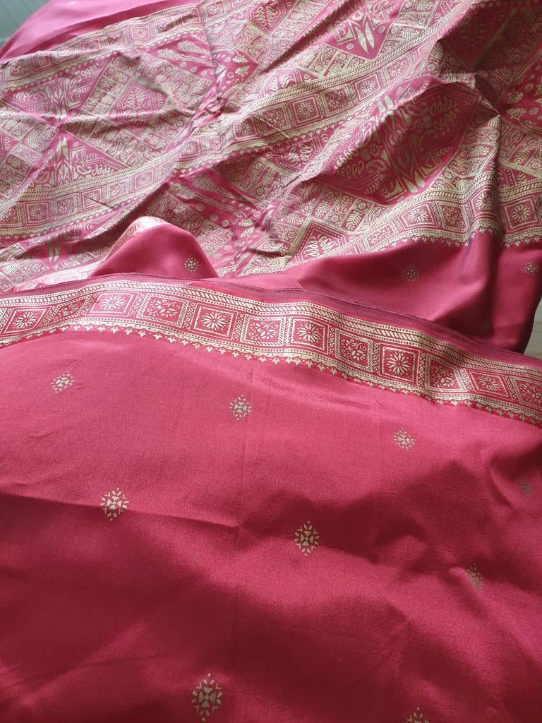 Mooie zijden stof rood met goud, Hobby en Vrije tijd, Stoffen en Lappen, Ophalen of Verzenden