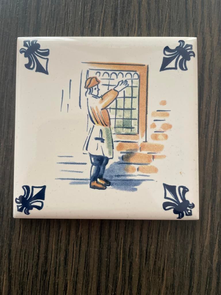 KLM business class Delfts Blauw Tegeltje met Ambachtsman, Antiek en Kunst, Antiek | Wandborden en Tegels, Ophalen of Verzenden