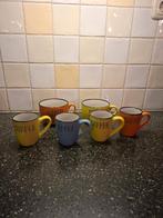 Leuk retro gekleurde bekers en soepkommen, Ophalen of Verzenden, Aardewerk, Overige stijlen, Kop(pen) en/of Schotel(s)