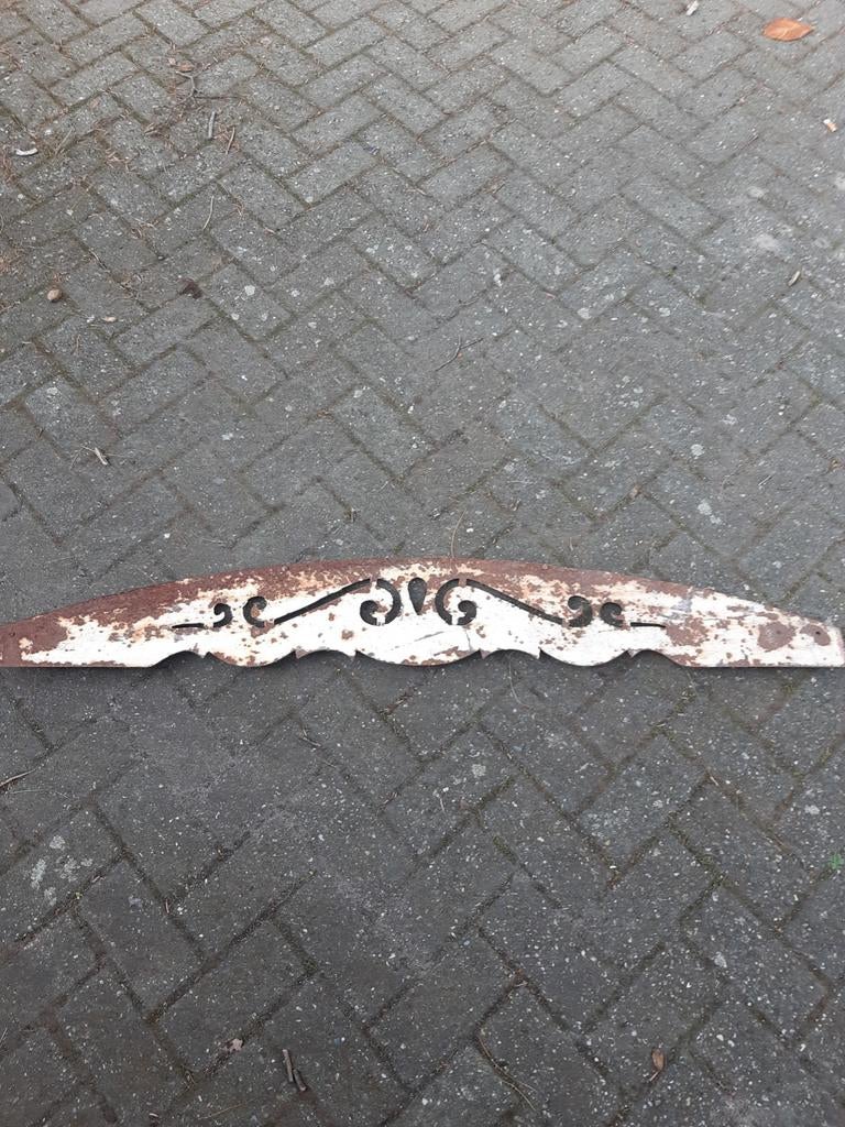Antiek opengewerkt metalen sierstuk ( bovenzijde raam ), Ophalen of Verzenden