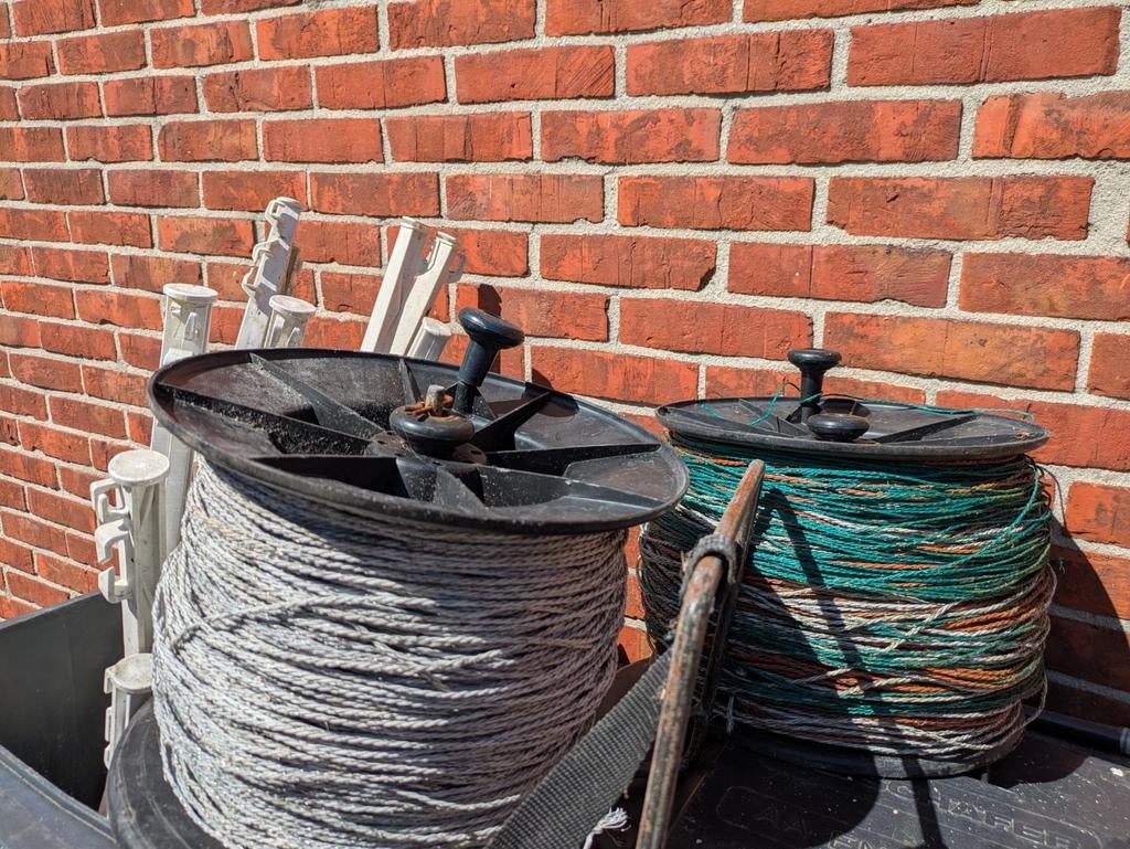 Schapenraster: 50 paaltjes (90cm) en 2 haspels draad