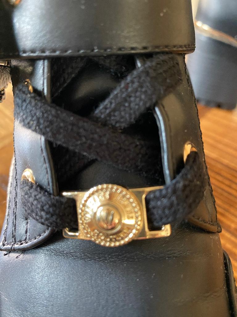 Versace laarsjes maat 35, Kleding | Dames, Schoenen, Zwart, Lage of Enkellaarzen, Nieuw, Ophalen of Verzenden