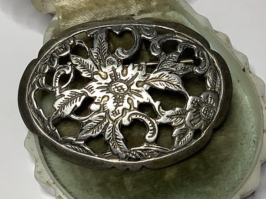BEWERKTE MASSIEVE 925 ZILVER BROCHE MET BLOEMEN TAFEREEL, Verzenden, Zilver, Broche