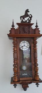 Antieke wandklok met paard, houtsnijwerk, Ophalen