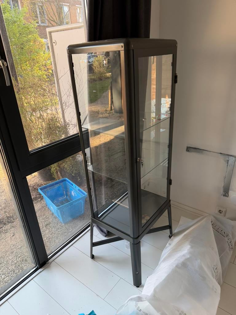 Ikea Fabrikor vitrine kast, Huis en Inrichting, Kasten | Vitrinekasten, Ophalen, 50 tot 100 cm, Zo goed als nieuw, 150 tot 200 cm