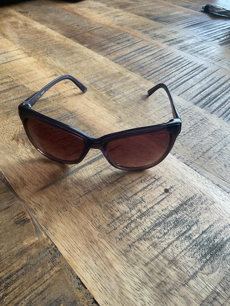Guess Zonnebril Dames - Stijlvol en Beschermend, Overige merken, Zonnebril, Paars, Ophalen of Verzenden