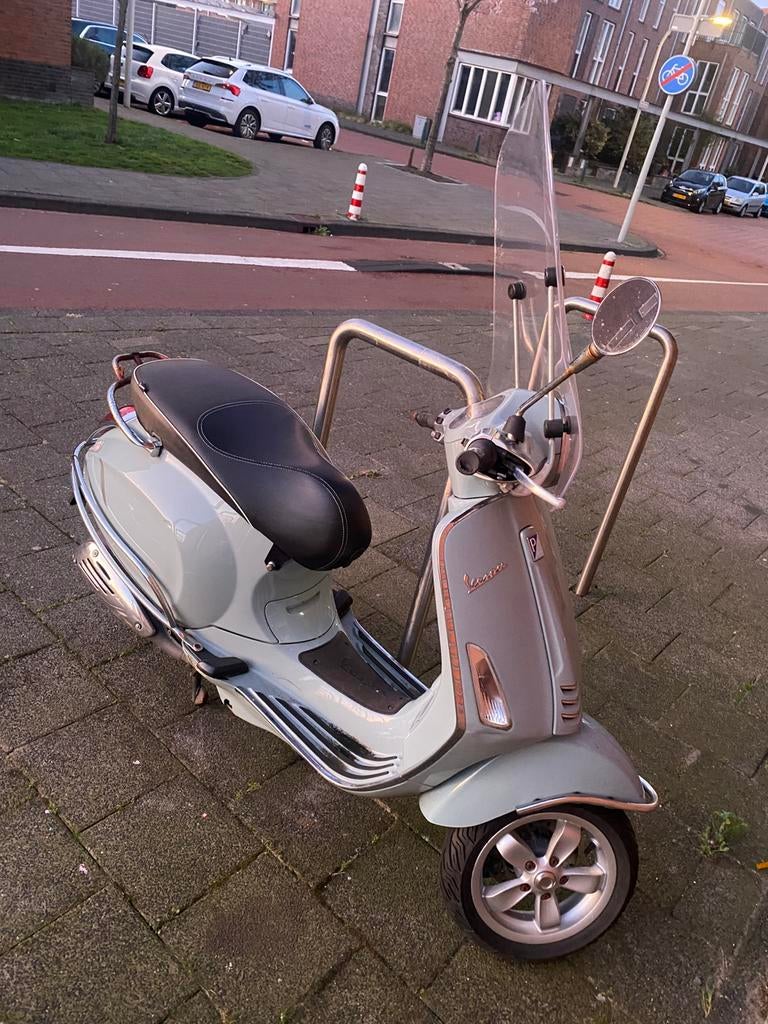 PIAGGIO VESPA PRIMAVERA (blauw kenteken), Fietsen en Brommers, Scooters | Vespa, Ophalen, Overige modellen, Zo goed als nieuw