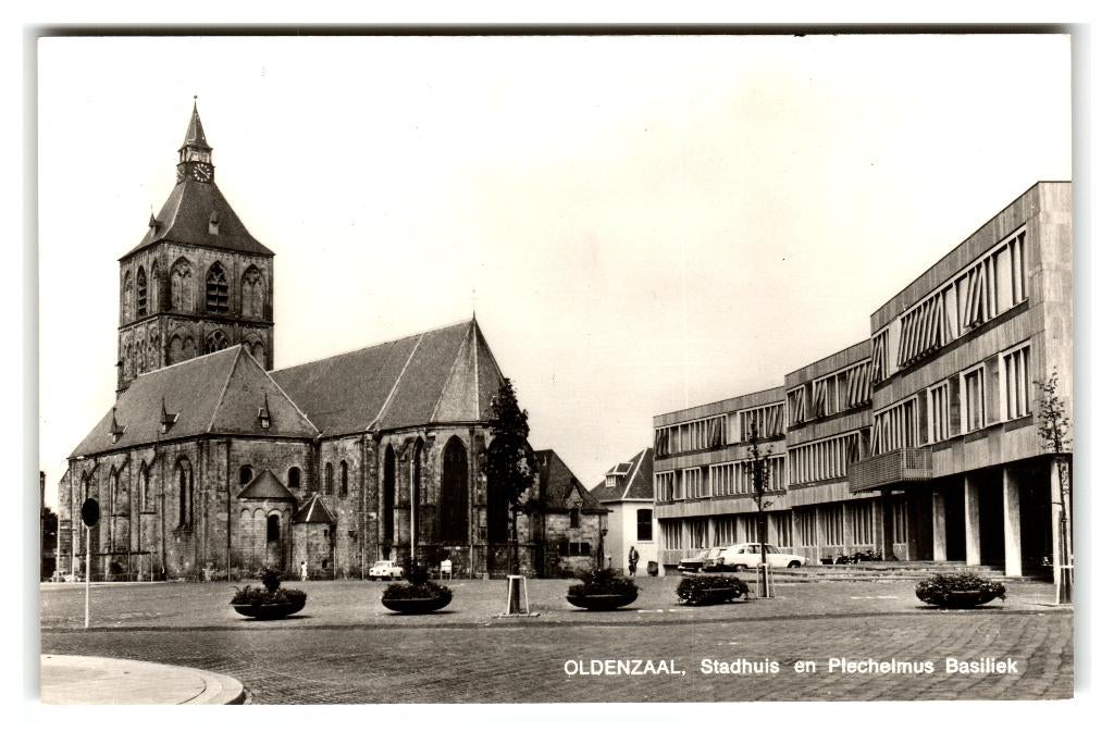 Oldenzaal, Stadhuis en Plechelmus Basiliek, Verzenden, 1960 tot 1980, Ongelopen, Overijssel