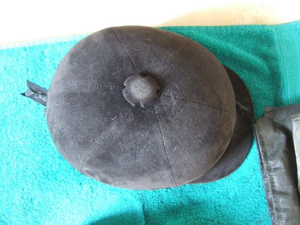Fouganza zwarte fluwelen cap 56cm gebruikt in goede staat, Dieren en Toebehoren, Gebruikt, Overige soorten, Kinderen, Ophalen of Verzenden