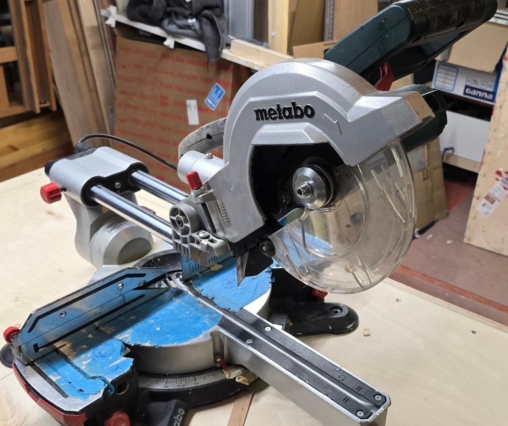 Metabo KS 216 M Afkortzaag, Doe-het-zelf en Verbouw, Gereedschap | Zaagmachines, Gebruikt, Afkortzaag, 1200 watt of meer, 30 tot 70 mm