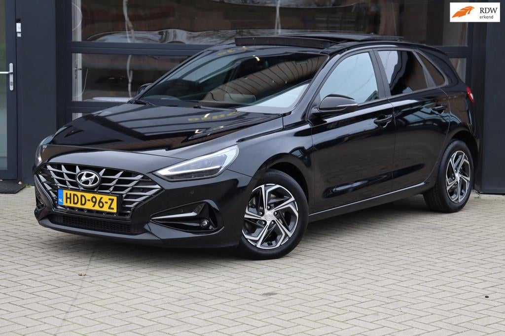 Hyundai I30 1.5 T-GDi MHEV Premium | Pano | Clima | Camera |, Gebruikt, 4 cilinders, Zwart, Bedrijf