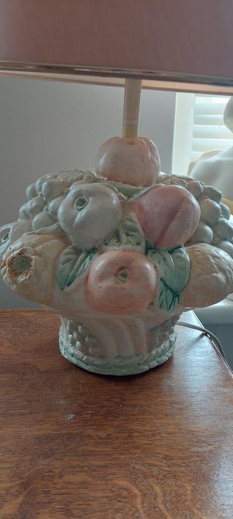 Retro Gipsen Tafellamp met Fruitmand Voet en Perzik Kap, Ophalen, Gebruikt, 50 tot 75 cm, Overige materialen