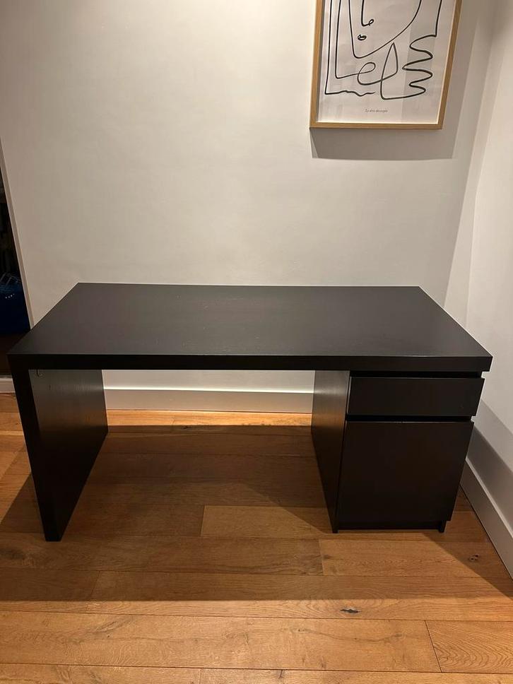 IKEA Malm bureau zwartbruin 140x65cm - Zeer goede staat, Huis en Inrichting, Bureaus, Zo goed als nieuw, IKEA, Bruin, Met lades