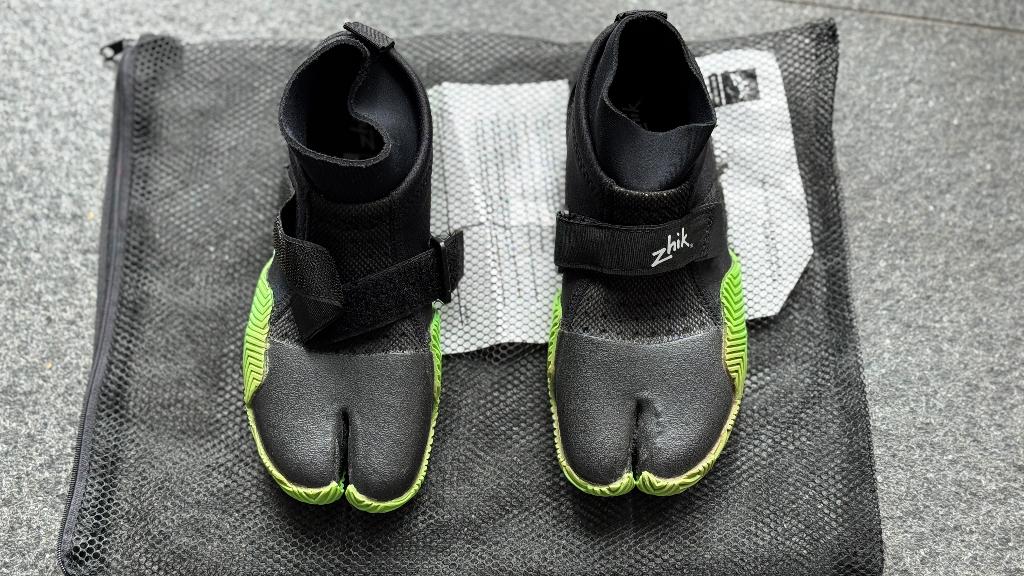 Splinternieuwe Zhik zeilschoenen split toe, Watersport en Boten, Watersportkleding, Zeil- of Surfschoenen, Nieuw, Ophalen of Verzenden