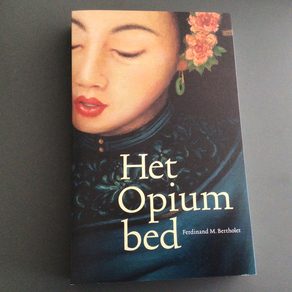 Ferdinand M. Bertholet - Het opiumbed, Boeken, Romans, Zo goed als nieuw, Nederland, Ophalen of Verzenden