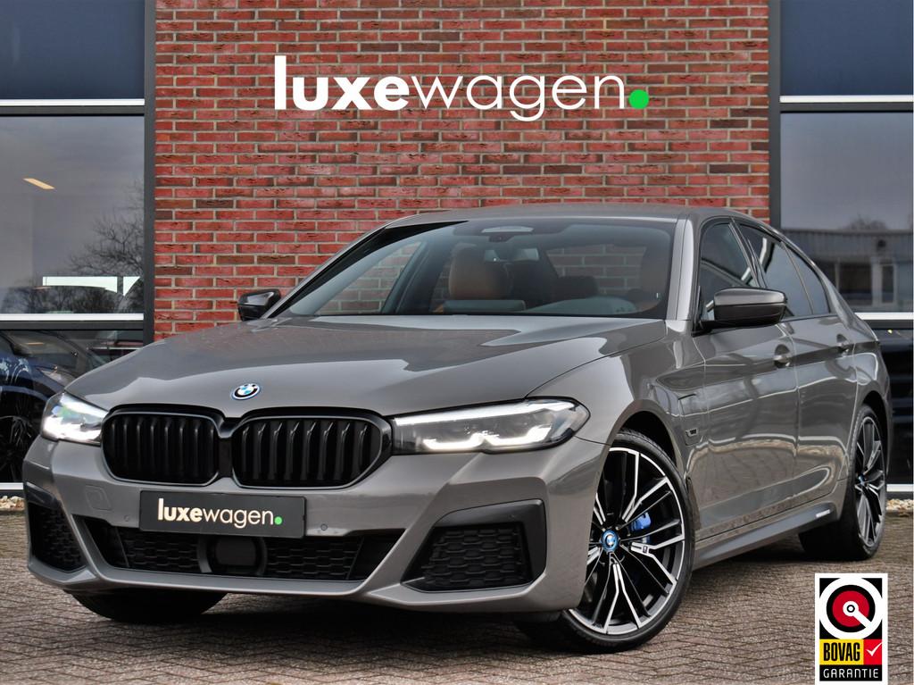 BMW 5 Serie 545e xDrive M-Sport Berninagrau ACC HiFi 20inch, Auto's, BMW, 12 maanden, Gebruikt, Euro 6, 394 pk