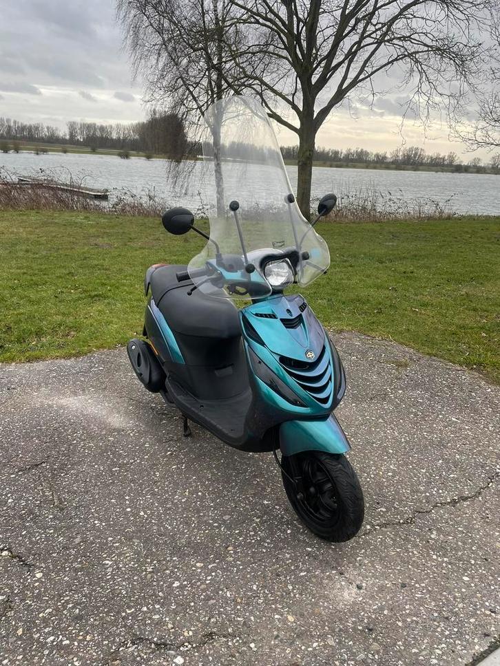 Piaggio zip 4 takt Snor 2017, Fietsen en Brommers, Scooters | Piaggio, Zo goed als nieuw, Zip, Maximaal 25 km/u, Benzine, Ophalen