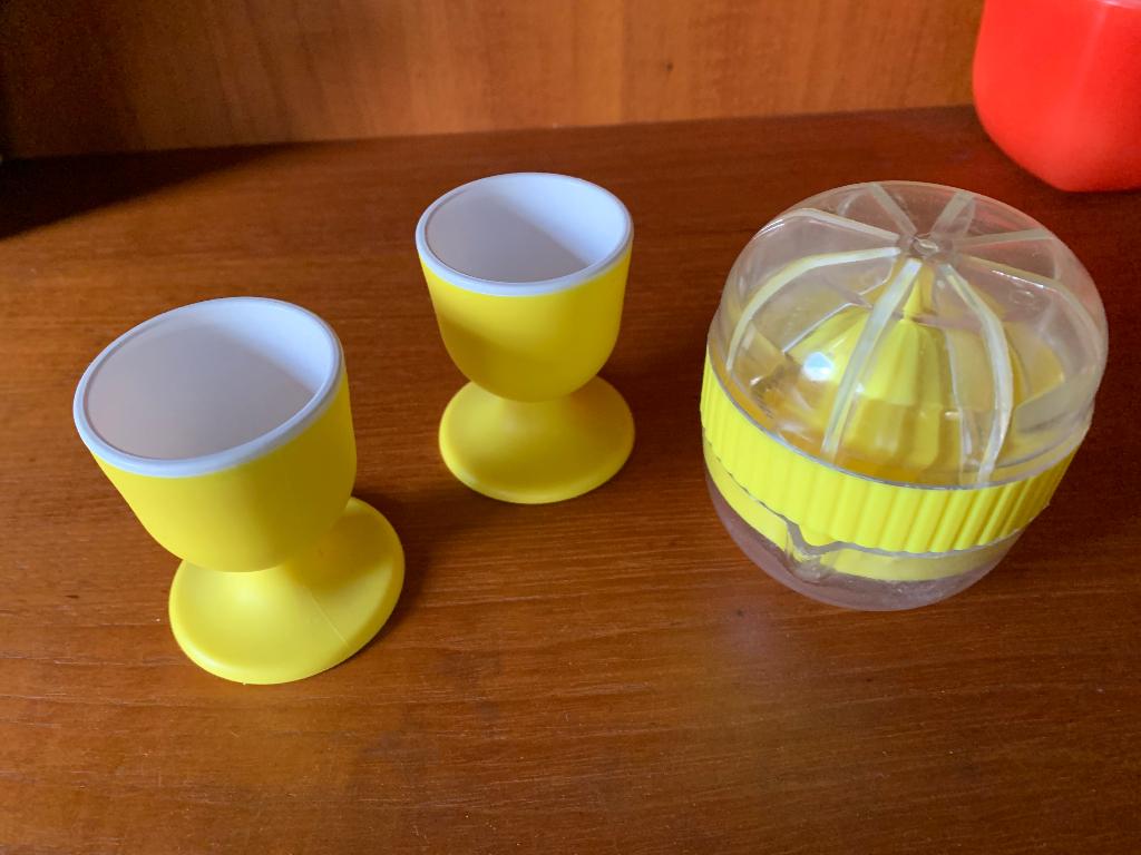 Gele citruspers met twee gele plastic eierdoppen, Overige materialen, Overige typen, Ophalen of Verzenden, Zo goed als nieuw