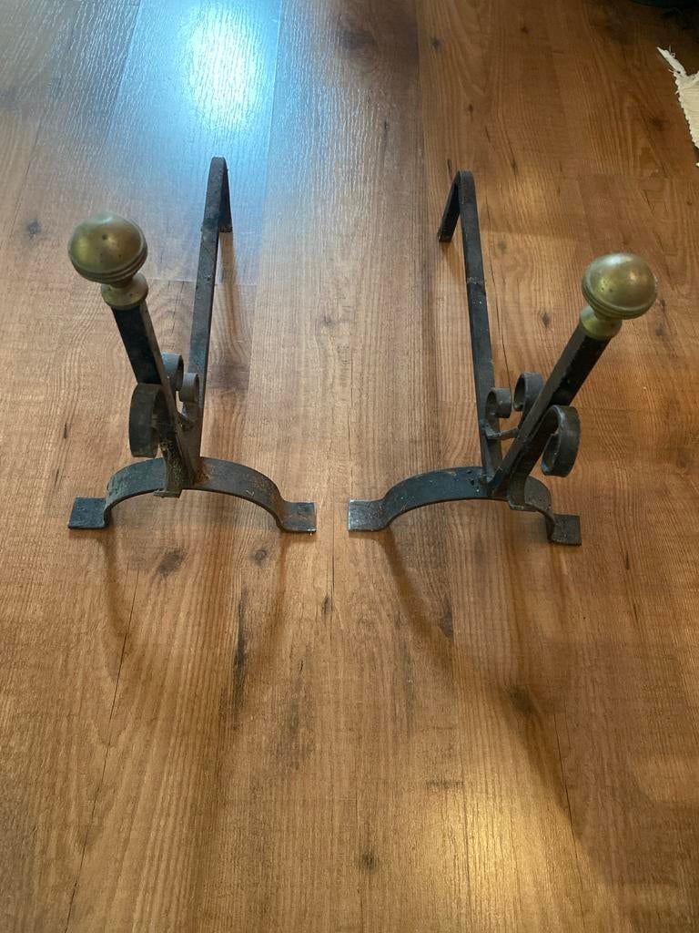 Antieke smeedijzeren haardbokken met messing knoppen, Ophalen of Verzenden, Gebruikt, Vrijstaande haard, Overige soorten