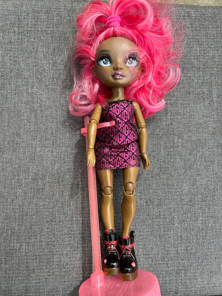 Modepop met roze haar en jurk, Kinderen en Baby's, Speelgoed | Poppen, Ophalen of Verzenden, Gebruikt, Overige typen