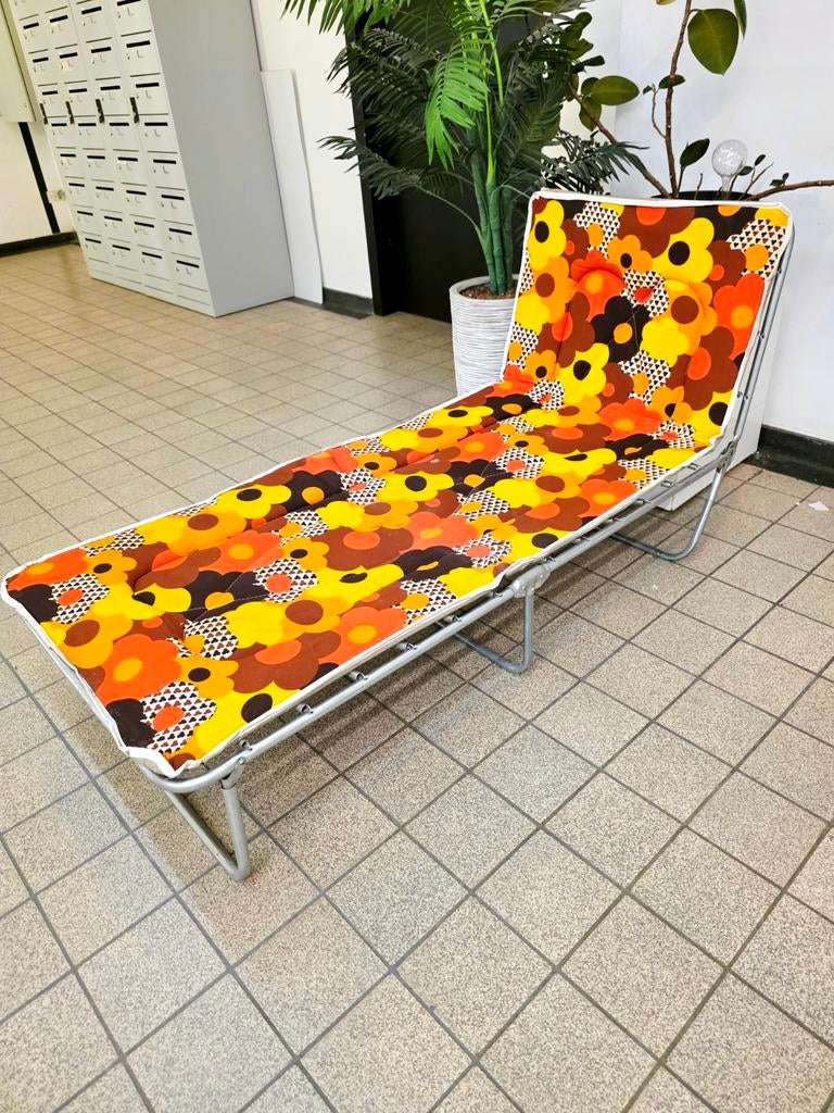 9642: Vintage 1970s "Flower Power" Sun Lounger -Ligstoelen, Tuin en Terras, Ligbedden, Ophalen of Verzenden, Gebruikt, Metaal