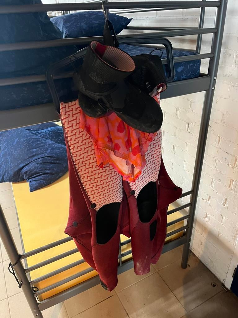 Wetsuit + surfschoentjes en lelijke zwembroek, Ophalen, Zo goed als nieuw