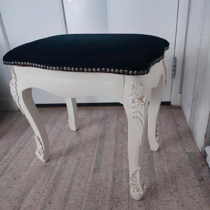Brocante wit houten krukje, zwart fluwelen bekleding, Huis en Inrichting, Banken | Voetenbanken en Poefen, Gebruikt, Minder dan 50 cm