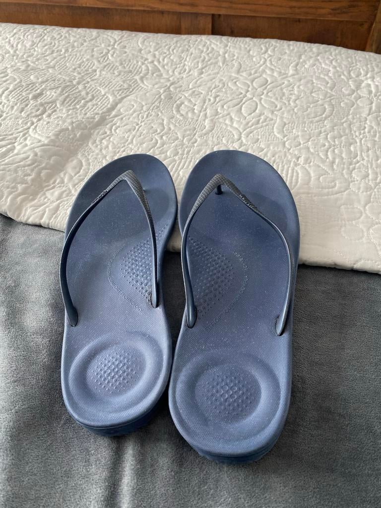 FitFlop teenslippers maat 43 - Donkerblauw, Kleding | Dames, Schoenen, Slippers, Blauw, Ophalen of Verzenden, Zo goed als nieuw
