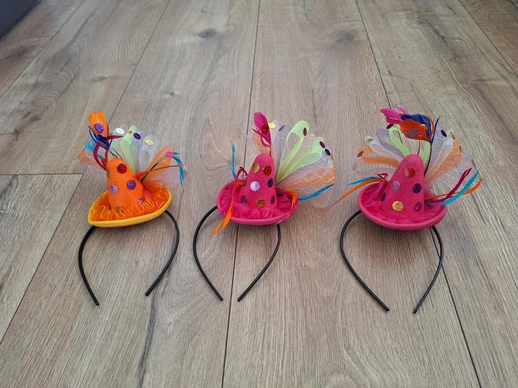 Feestelijke mini-hoedjes op haarband - 3 stuks, Hobby en Vrije tijd, Feestartikelen, Ophalen of Verzenden