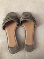 Maat 39 - slipper grijs met rhinestones, Slippers, Ophalen of Verzenden, Zo goed als nieuw, Grijs