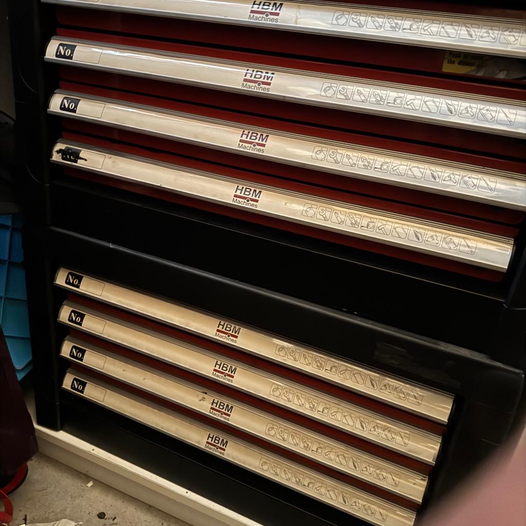 8 rijkgevulde lades met gereedschap HBM in 2 opzetkasten, Ophalen, Zo goed als nieuw