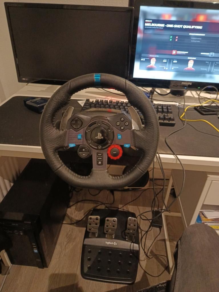 Logitech G29 Driving Force Racing Wheel + Pedalen, Spelcomputers en Games, Ophalen of Verzenden, Zo goed als nieuw, Stuur of Pedalen