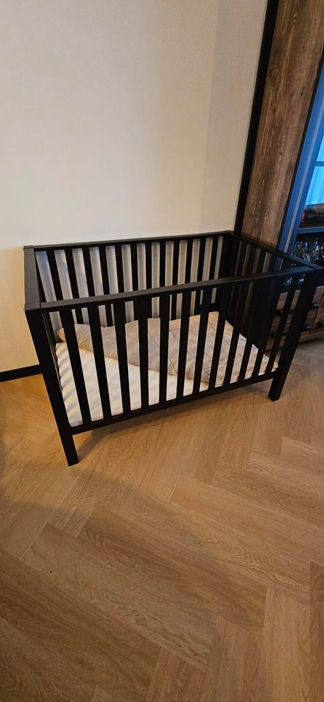 Zwarte Tweelingbox + Matras + 2x Boxkleed, Kinderen en Baby's, Boxen, Ophalen, Zo goed als nieuw, Rechthoekig, In hoogte verstelbaar
