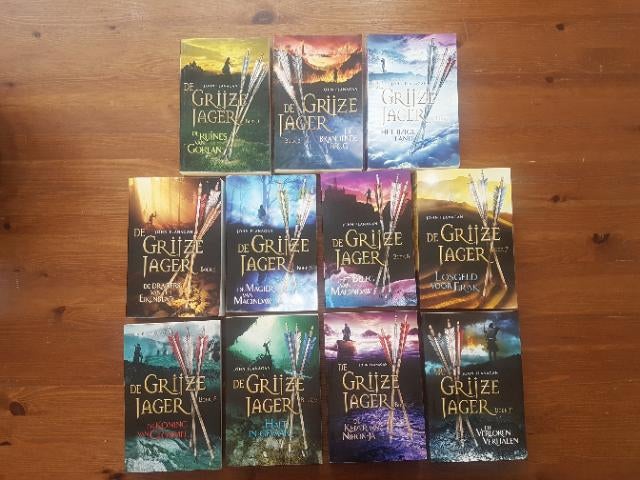 11 Delige Serie   **   De Grijze Jager   **   John Flanagan, Ophalen of Verzenden, Zo goed als nieuw, John Flanagan, Fictie