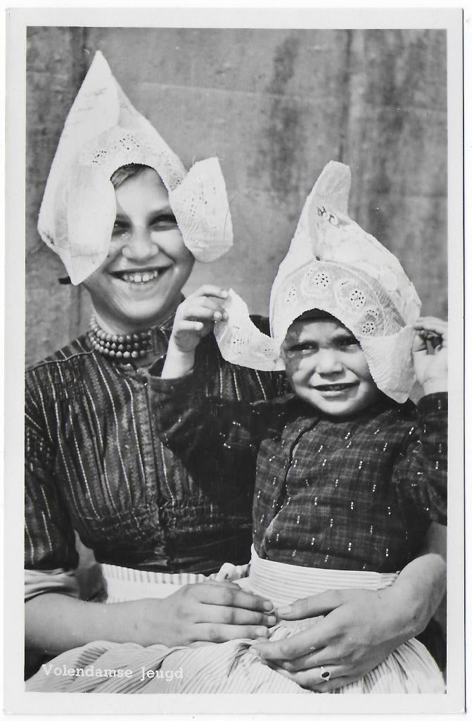 Volendam Klederdracht Jeugd Ongelopen Ansichtkaart ( B6618, Ophalen of Verzenden, 1960 tot 1980, Ongelopen, Noord-Holland