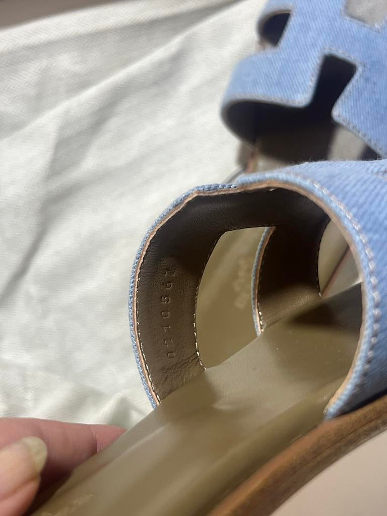 Hermes Oran Sandalen Denim - Nieuw met toebehoren en bon, Ophalen of Verzenden, Nieuw, Blauw, Sandalen of Muiltjes